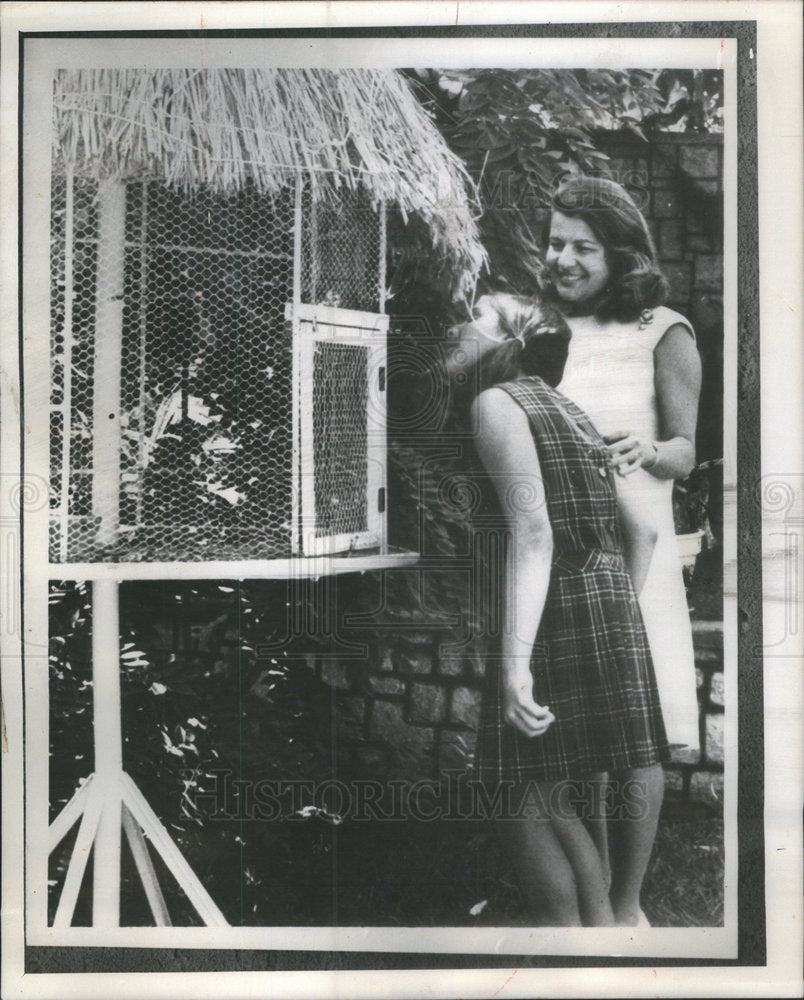 1967 Press Photo Enid Rivkin Daughter Julie Local Color Dakar Case Parrot Cage - Historic Images