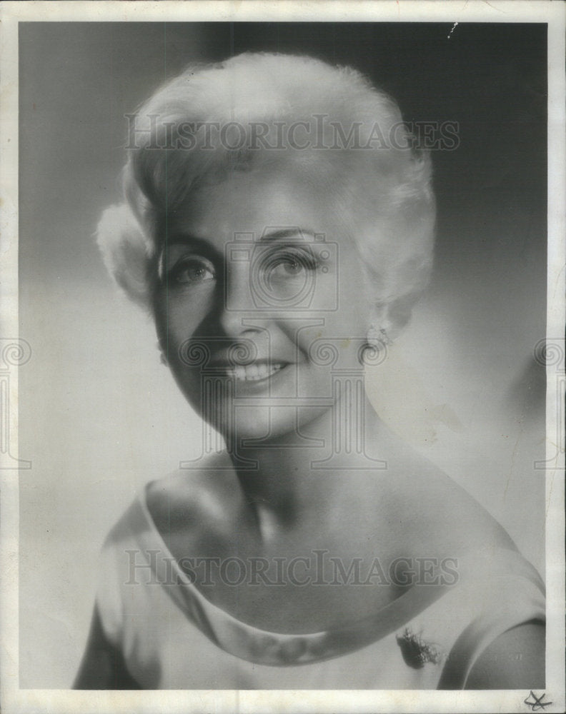 1970 Press Photo Young Fashion Board Member Wieboldt Bone Aspect Maude Walter - Historic Images