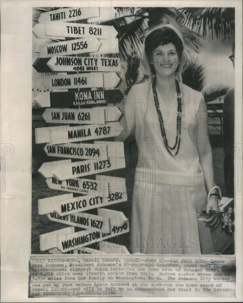 1964 Press Photo Lynda Bird Johnson president International signpost Kona coast - Historic Images