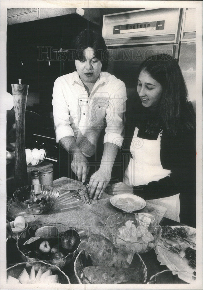 1981 Press Photo Chef Jim Rivas shows Melanie Liss how to prepare a Mother's Day - Historic Images