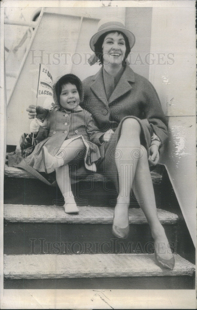 1961 Dancer Chita River Daughter Lisa Mimic Sail London Liner United - Historic Images