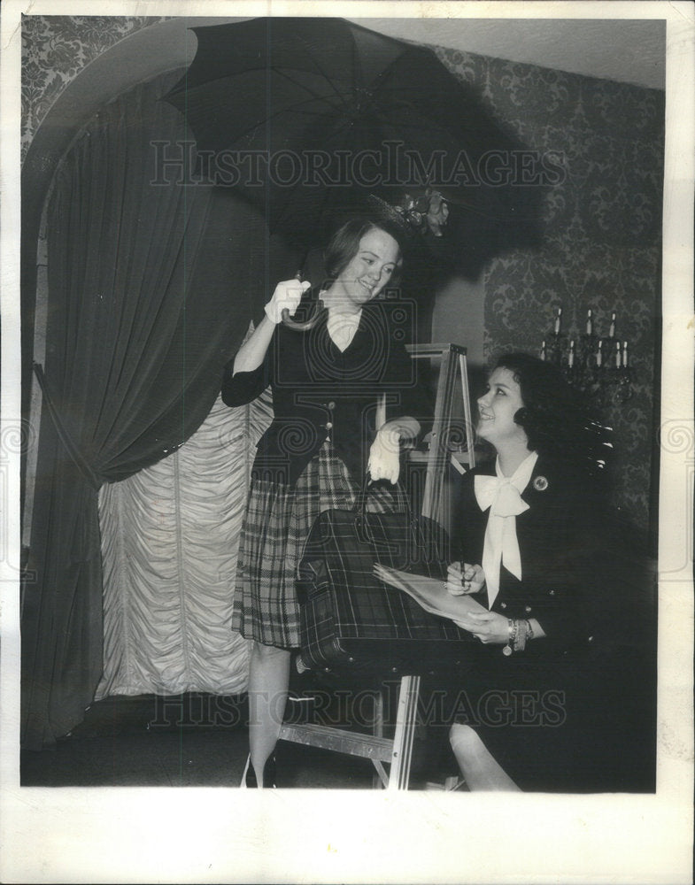 1965 Press Photo Nancy McDonough and Mrs. Rostilav Romanoff Jr.  at Masque Ball - Historic Images