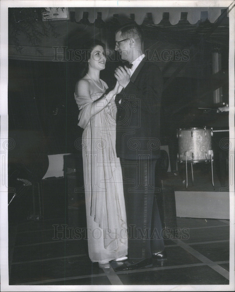 1962 Press Photo Mr. and Mrs. Rostislav Romanoff danced in the flower laden club - Historic Images