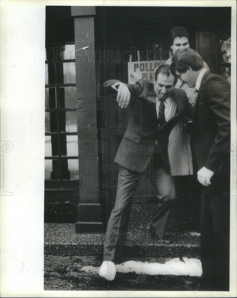 Press Photo Alex Seith Broke Foot Jog Aid Son William Down Hinsdale Democratic - Historic Images