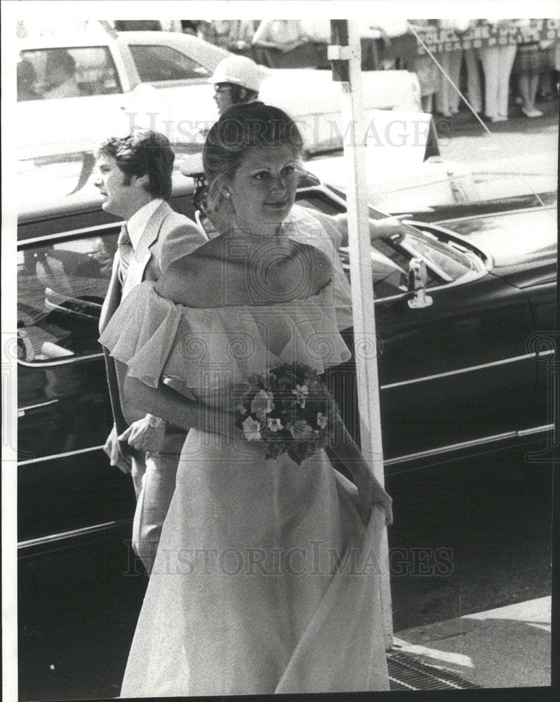 1977 Press Photo Bride Matron Connie Bischof Smith College Virginia Seeman Maid - Historic Images