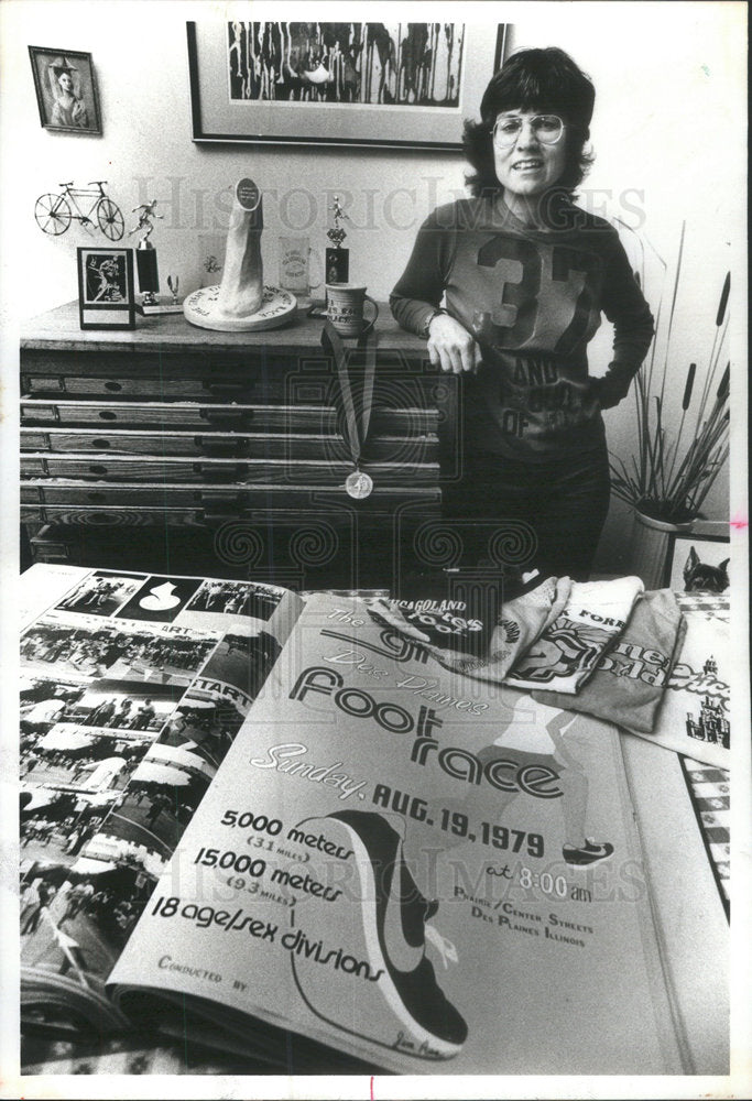 1979 Press Photo KATHY SCHUBERT MARATHONER DISPLAYS RUNNING SOUVENIRS - Historic Images