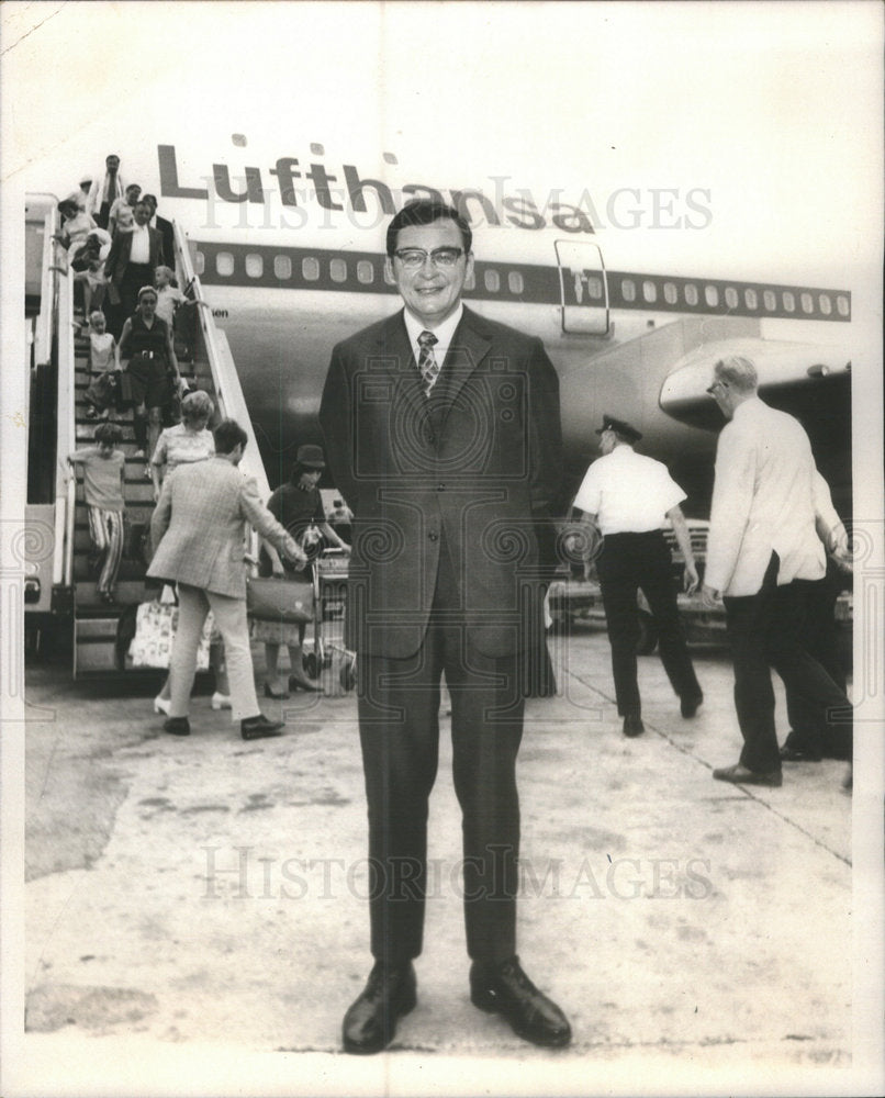 1971 Doctor Klaus Schuetz Mayor West Berlin Lufthansa Jet Plane - Historic Images