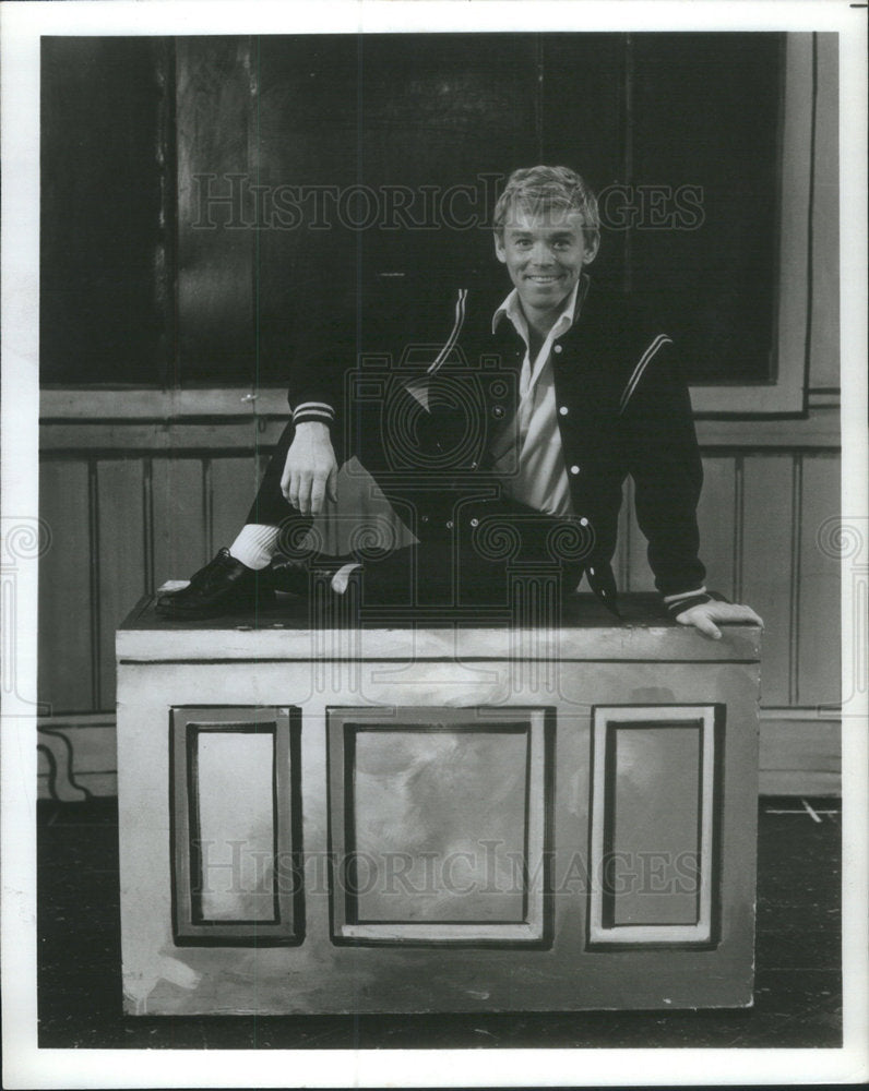 1987 Press Photo Russ Thacker &quot;Do Black Patent Leather Shoes Really Reflect Up?&quot; - Historic Images