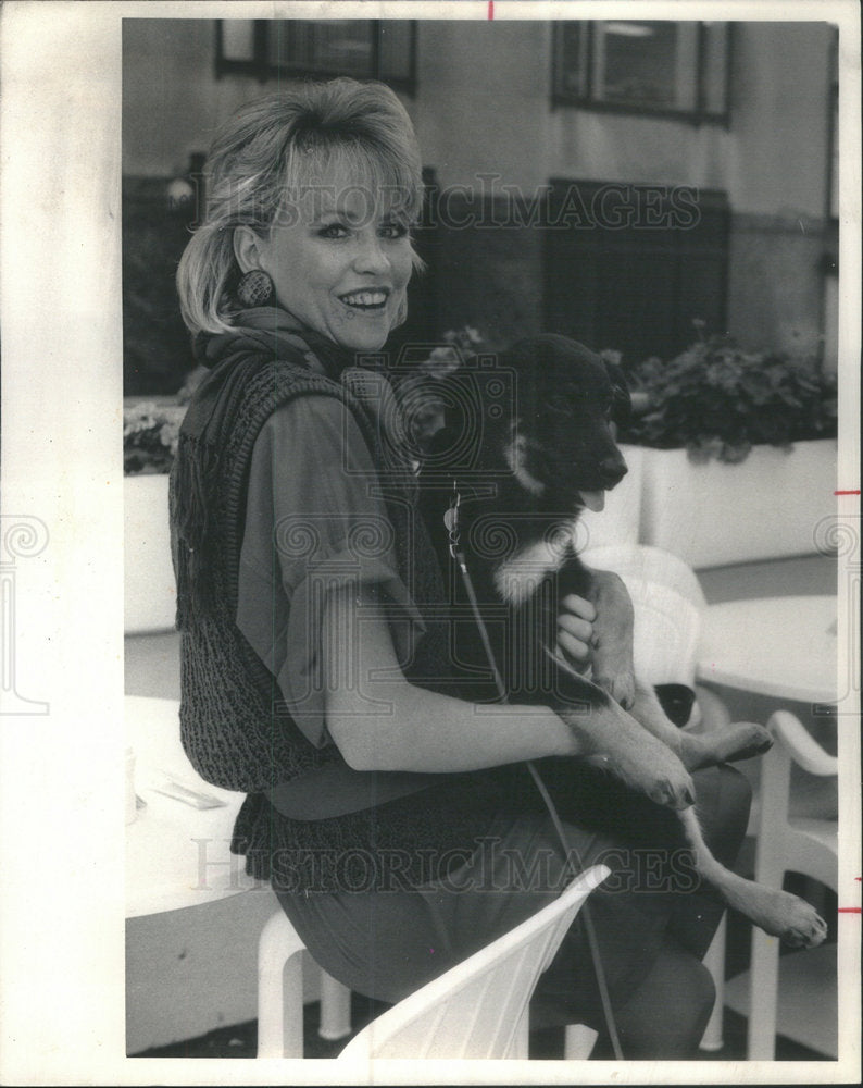 1984 Press Photo Laurent Tewes fondly fondles adoption prospect Binky. - Historic Images