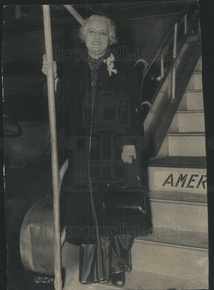 1949 Mme. Pandit, sister of Nehru arrives at Municipal Airport - Historic Images