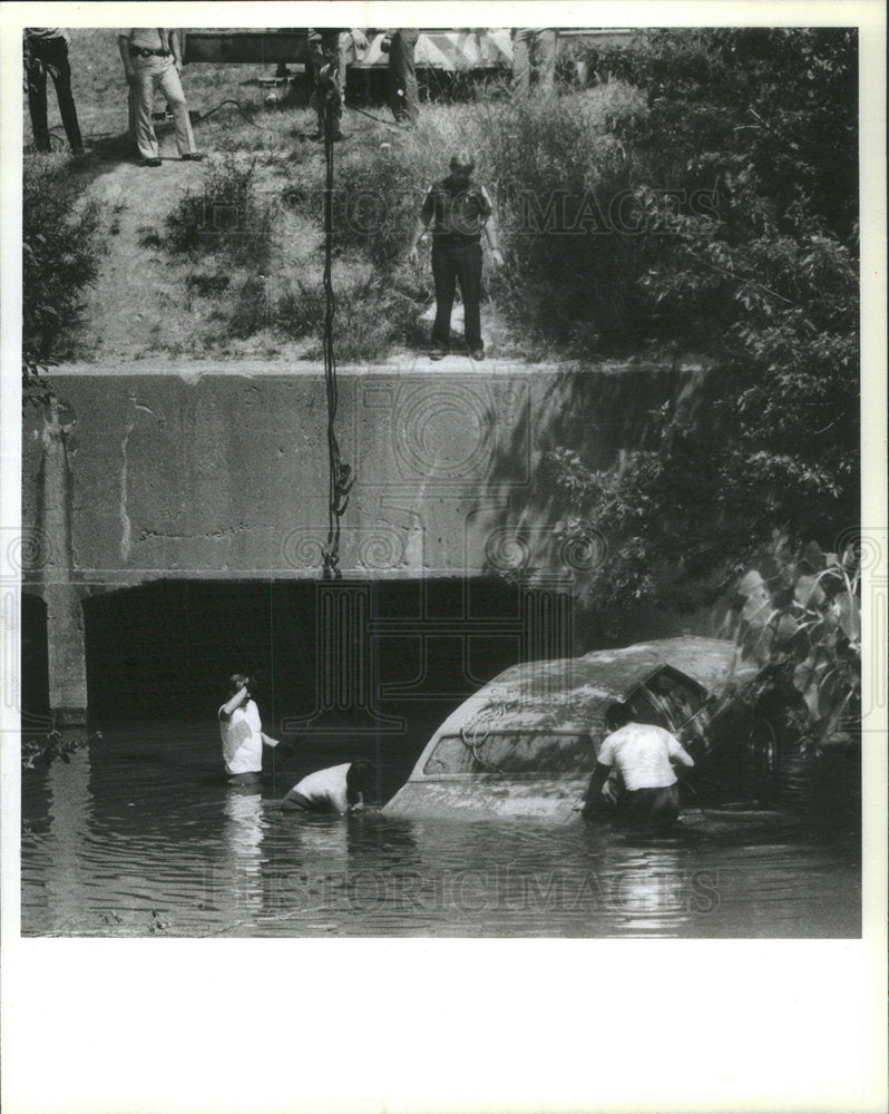 1984 Press Photo Sharon Seelhammer Chicago River Cadillac - Historic Images