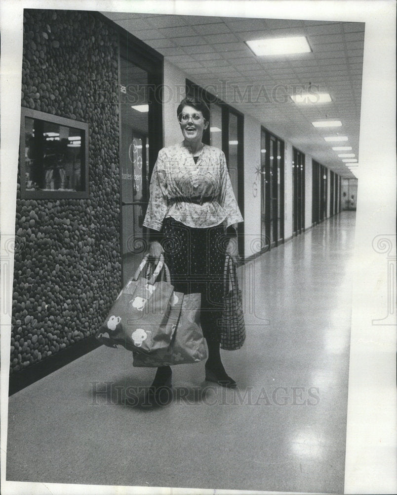 1977 Press Photo Gillion Skellenger Design Tote Bag Women Hair Floor Chicago - Historic Images