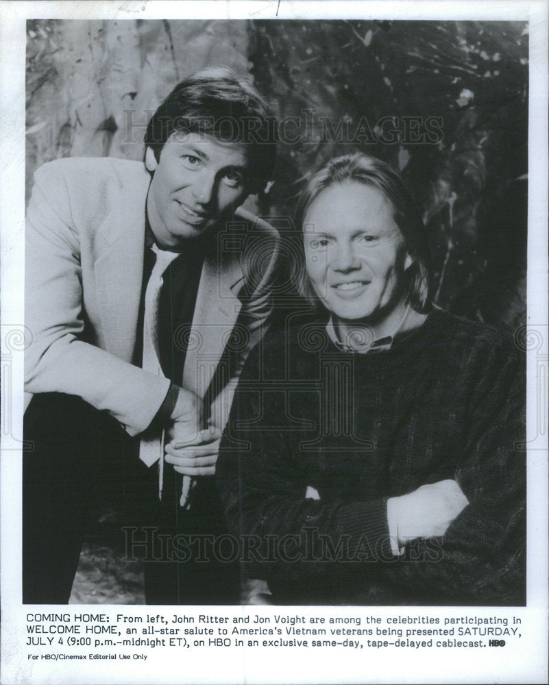 1987 Press Photo John Ritter and Jon Voight co-host &quot;Welcome Home&quot; - Historic Images