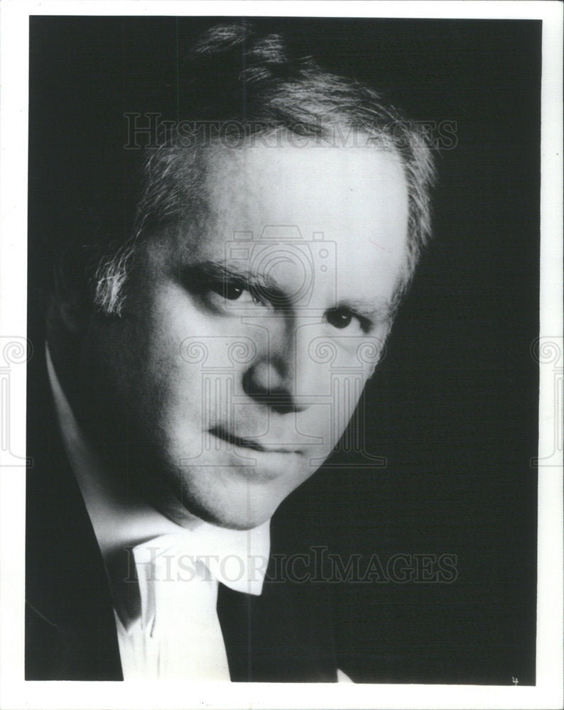 Press Photo Man in tuxedo posing for photo - Historic Images