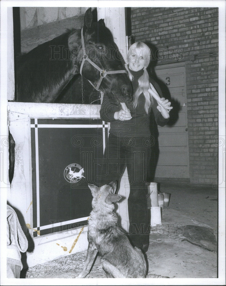 1974 Press Photo Dee Dee Shaw George Shaw Carrot Veteran Barker Black Mascot - Historic Images