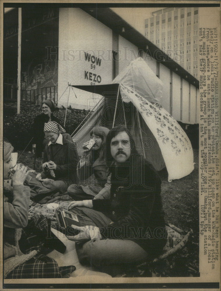 1973 Press Photo Noah Williford Protest Against Music in Radio Station. - Historic Images
