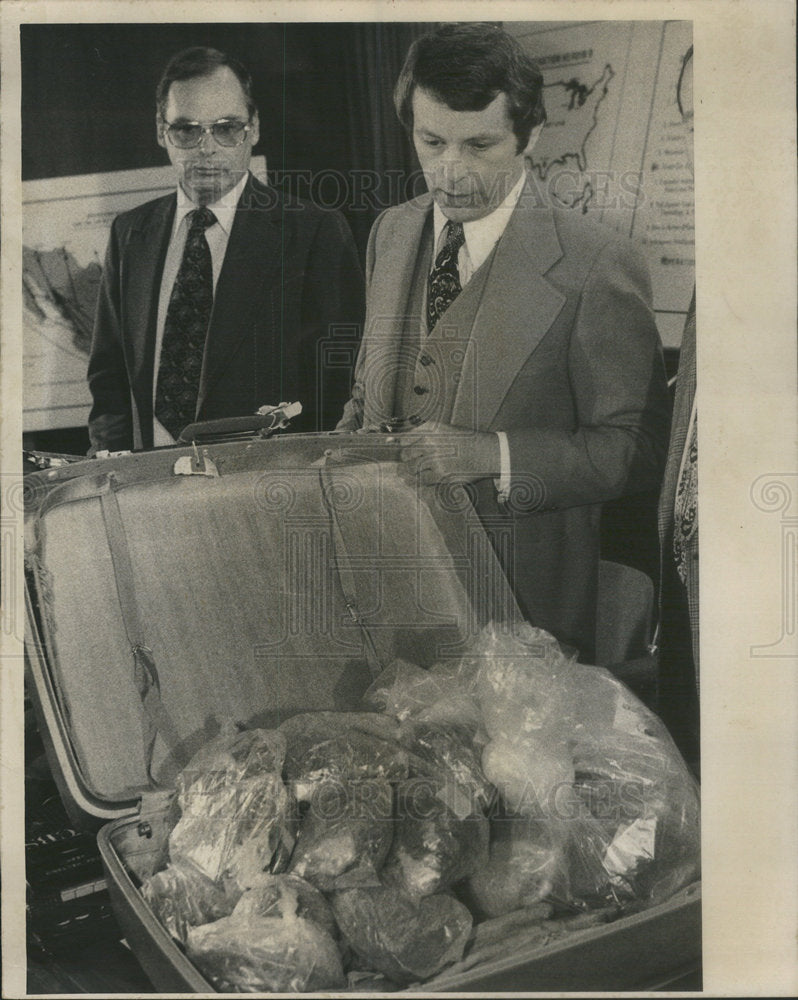 1976 Press Photo George Halperin and Sam Skinner at Federal building - Historic Images