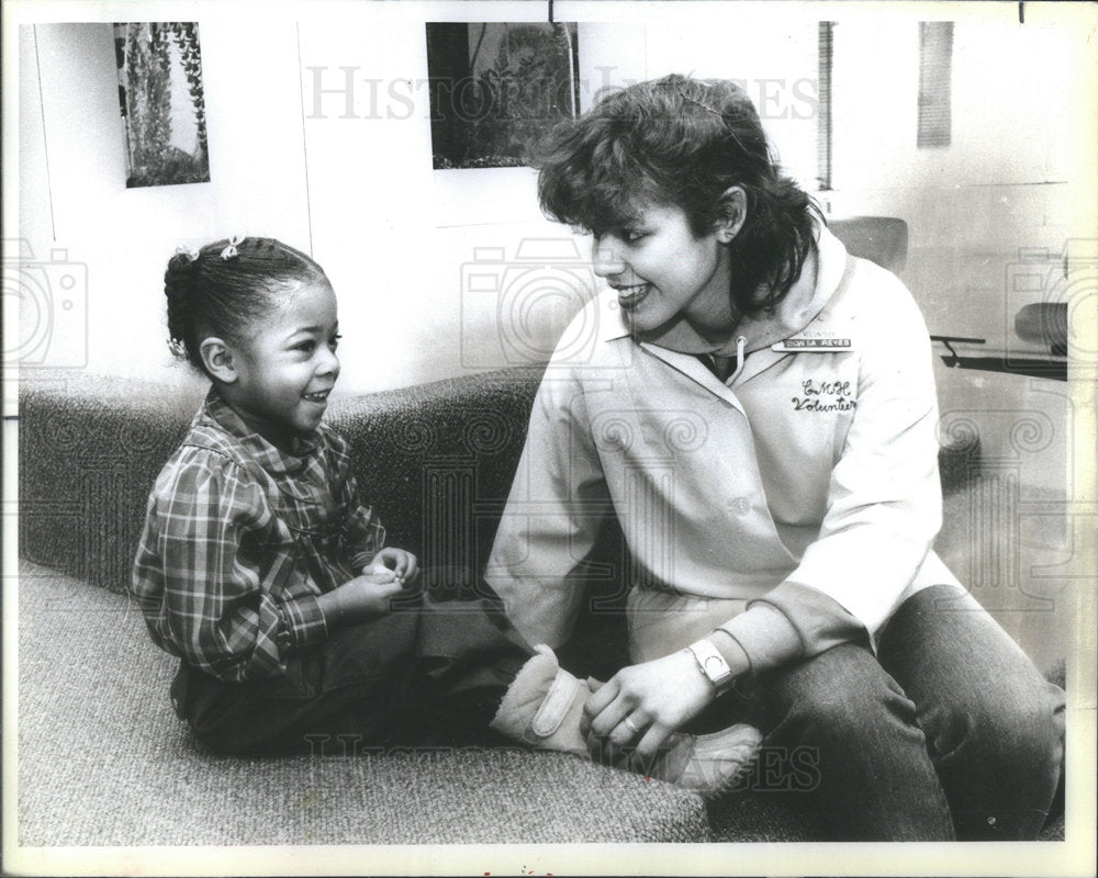 1985 Press Photo Tia Sanders old Child Sitting with her Parents Sonia Reyes - Historic Images