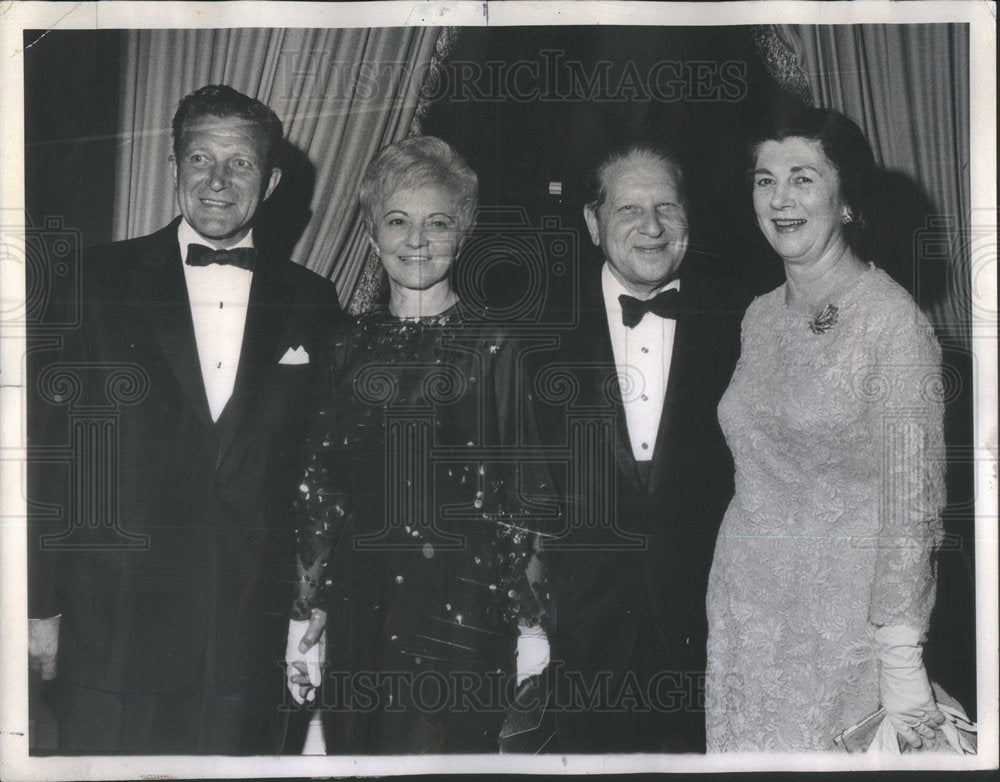 1968 Press Photo Judge Otto Kerner Mrs Samuel Shapiro Charles Sethness Hostess - Historic Images