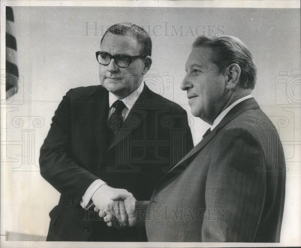 1968 Press Photo Gubernatorial Rivals Richard Ogilvie Samuel Shapiro Shake Debat - Historic Images