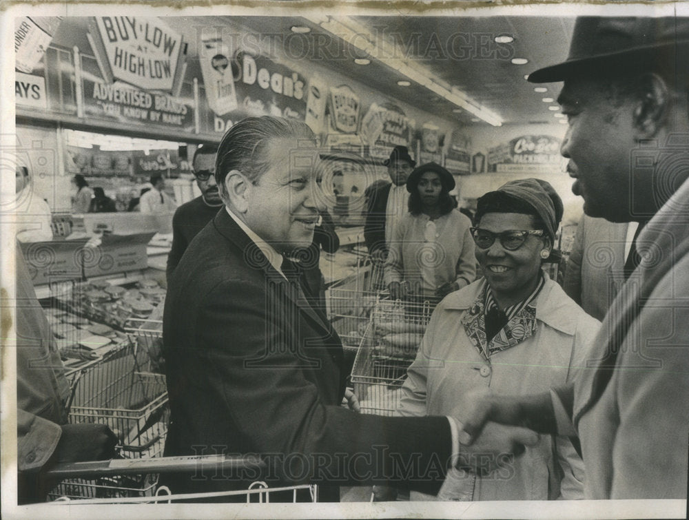 1968 Gov. Sam Shippiro greets Mr. and Mrs. Lewis Watson at a local - Historic Images