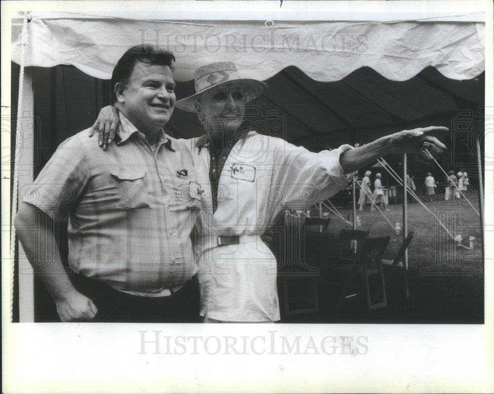 1984 Press Photo Hazel Barr gives pointers to writer Tom Sharkey who is scriptin - Historic Images