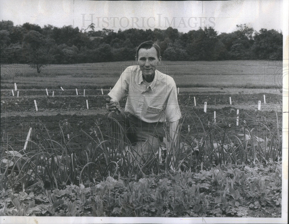 1974 Press Photo James Schuster Horticulturist and CO., extension adviser for Du - Historic Images