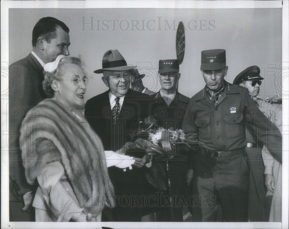 1954 Press Photo Thomas Dates Navy under secretary, Charles Wilson and Mrs. Wils - Historic Images