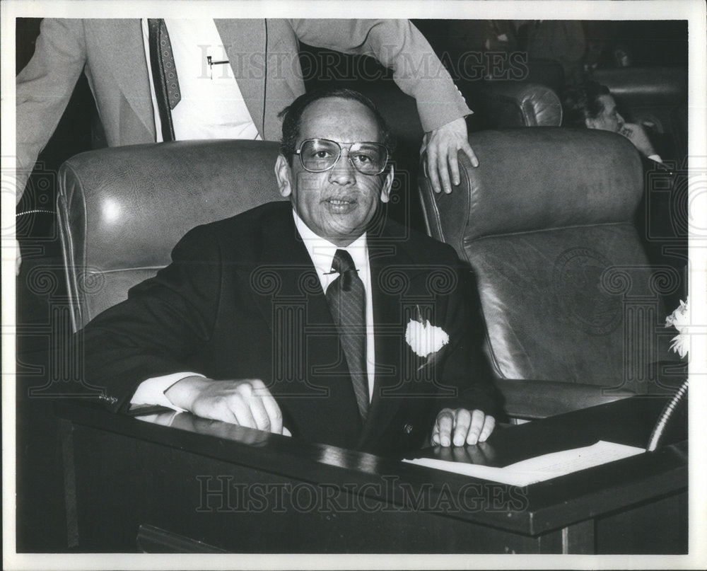 1980 Press Photo State Representative Clarence William pose Black Suit Wear - Historic Images