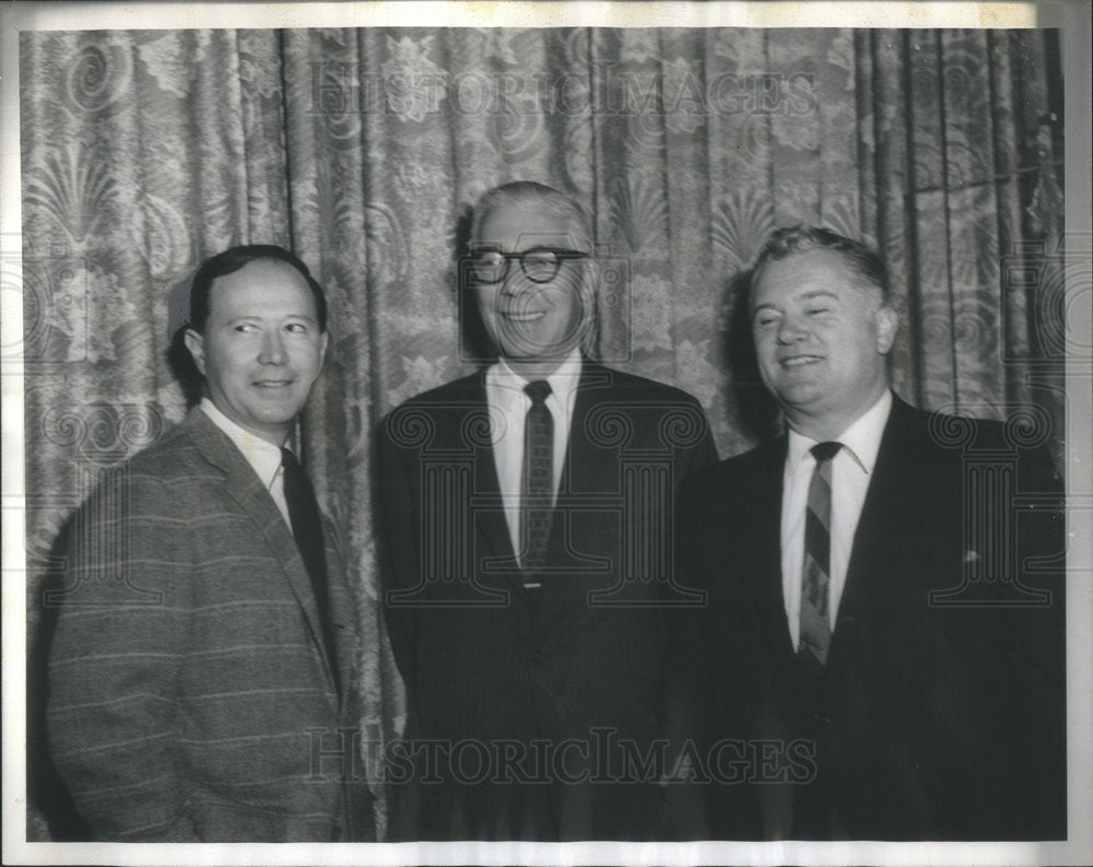 1985 Press Photo Jack Raynolds, William Clark Jr. and Michael Slater enjoying fe - Historic Images