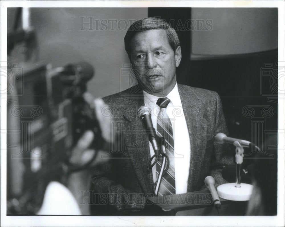 1992 Press Photo Chicago Police Supt Matt Rodriguez Palmer house Hilton Tragedy - Historic Images