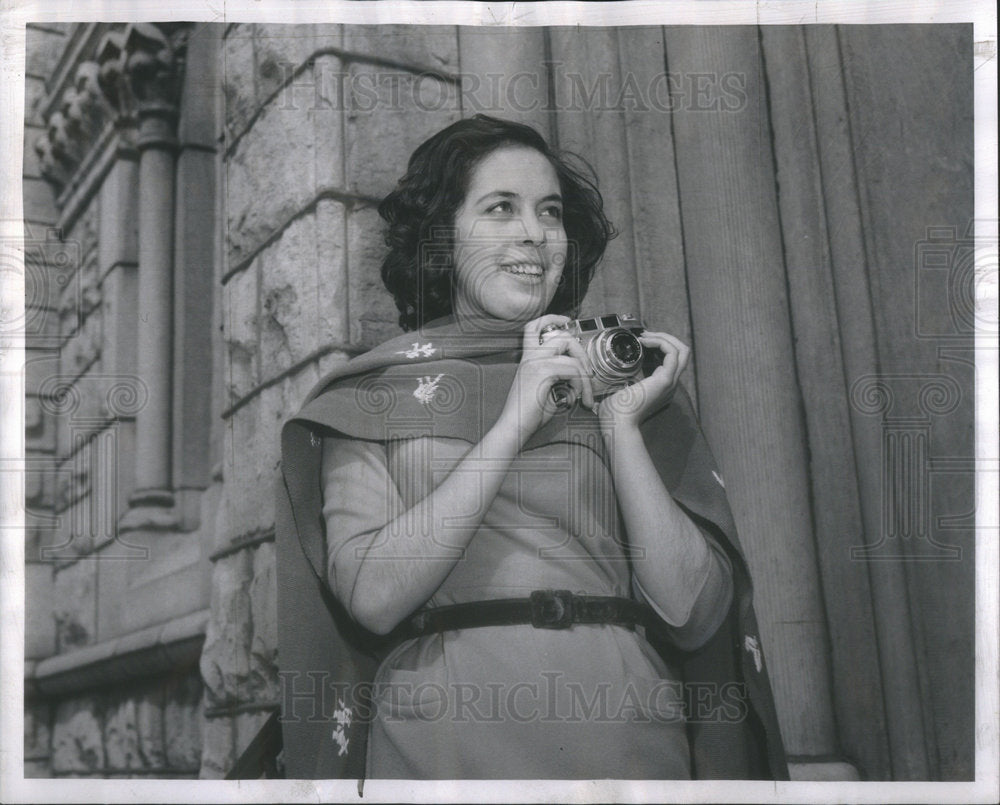 1962 Press Photo Maria del Carmen Rodriguez waits on steps of Holy Namecathedral - Historic Images