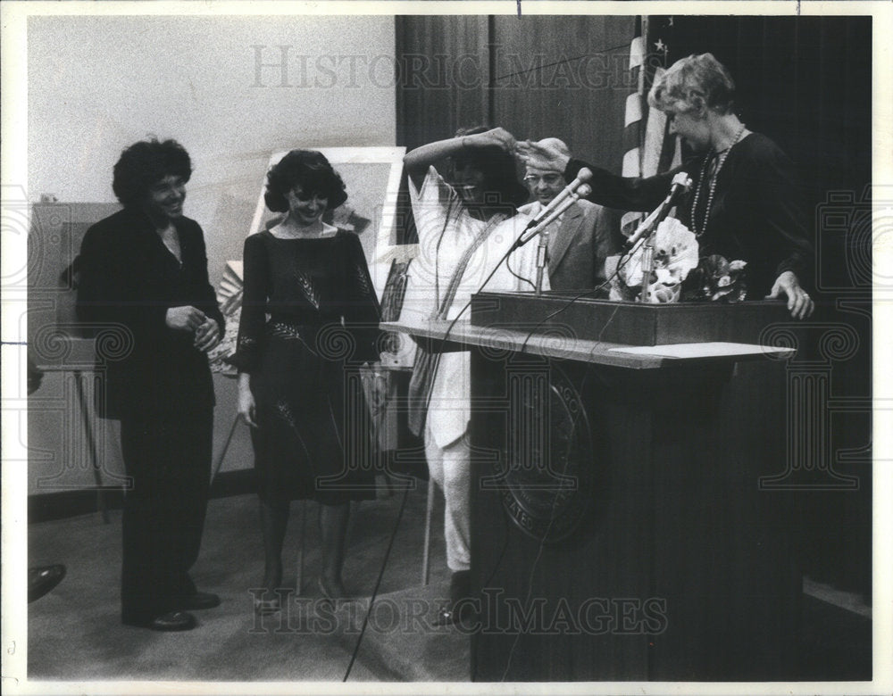 1981 Press Photo Mayor Byne Maria Rodriguez Chicago designer city Hall Press - Historic Images