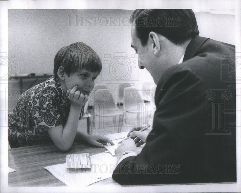 1968 Press Photo Mitchell Reynolds Wallace Riverdale Accountant Shelby Income - Historic Images