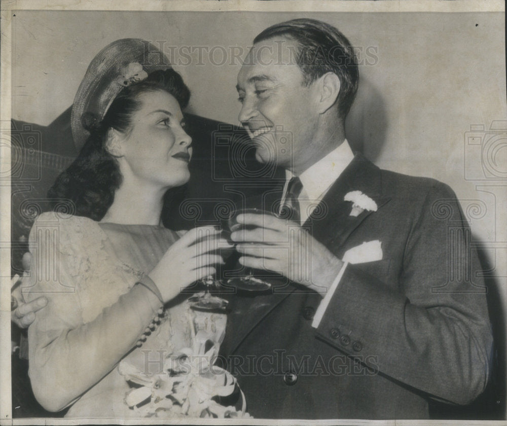 1946 Press Photo Reynolds III Actress Marianne O&#39;Brien marriage New York Toast - Historic Images