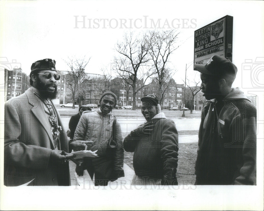 1987 Press Photo Dr. Maa Lik Shabazz handing out flyers to students at Martin Lu - Historic Images