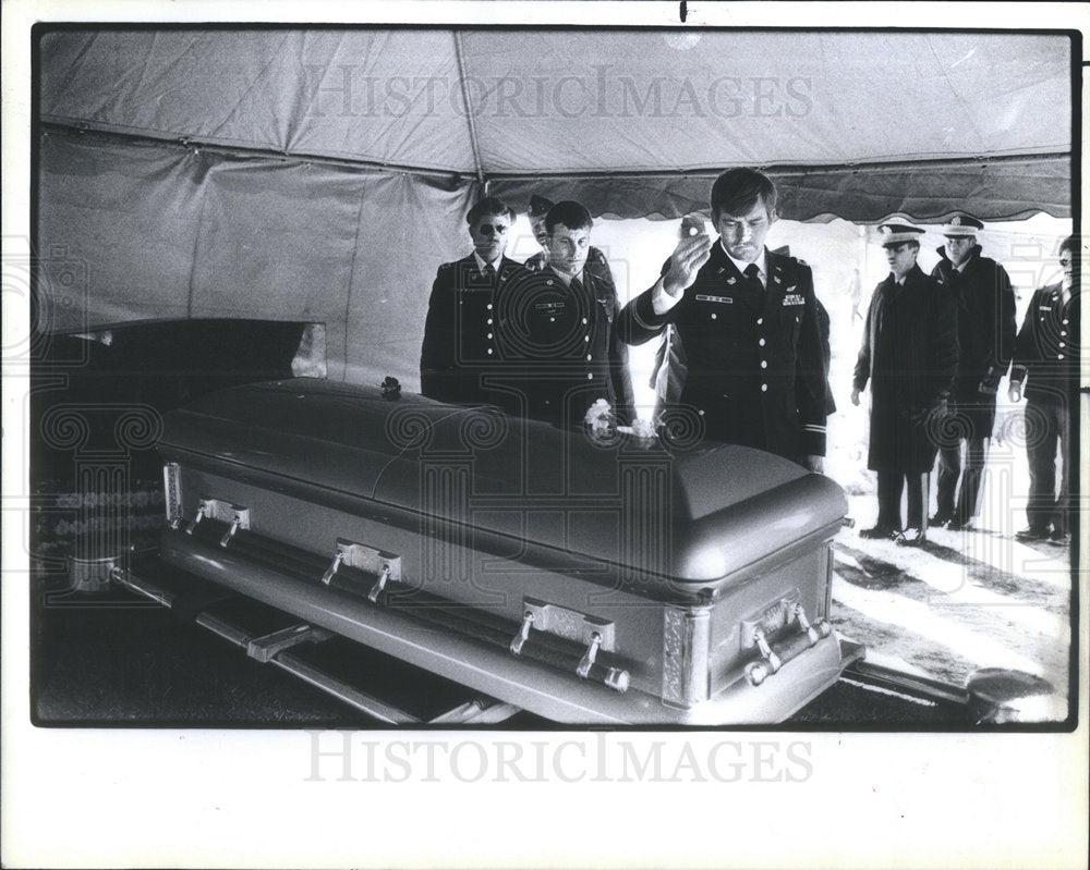 1984 Press Photo Members Of Jeffrey Schwab&#39;s Unit Pay Tribute - Historic Images