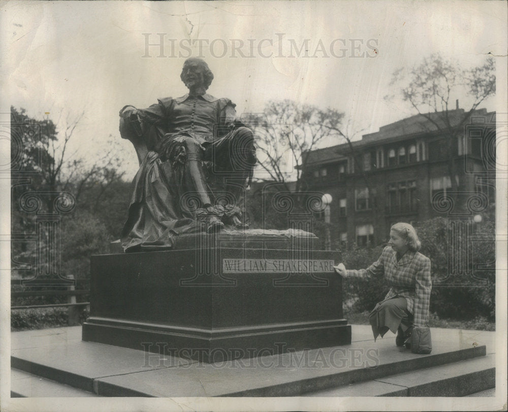 1949 Press Photo Shakesphere Statue - Historic Images