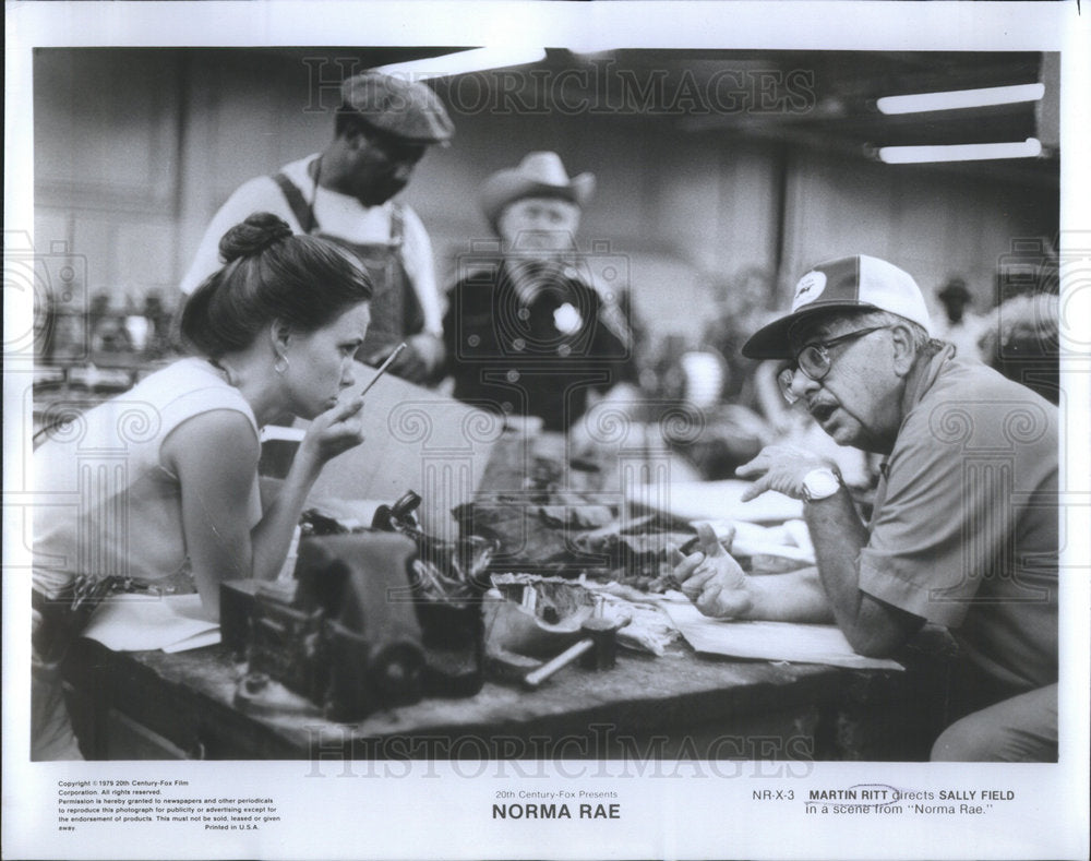 1979 Press Photo Martin Ritt direct Sally Fields in "Norma Rae" - Historic Images