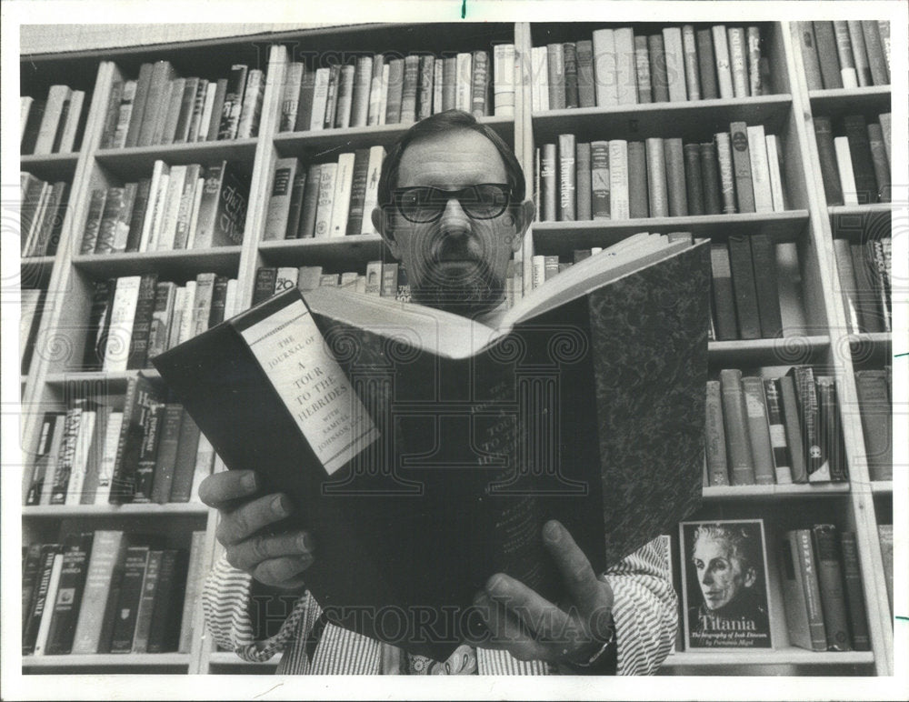 1977 Press Photo Paul Rohe Book Reviewer - Historic Images