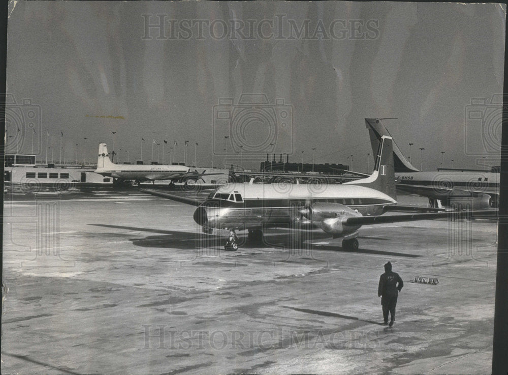 1966 Press Photo Prince Philip O&#39;Hare Field Plane - Historic Images