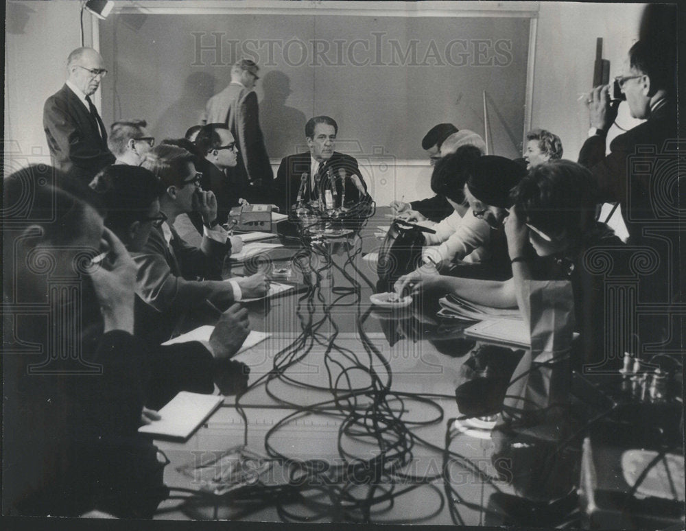 1966 Dr.James F.Redmond among reporters in press conference. - Historic Images