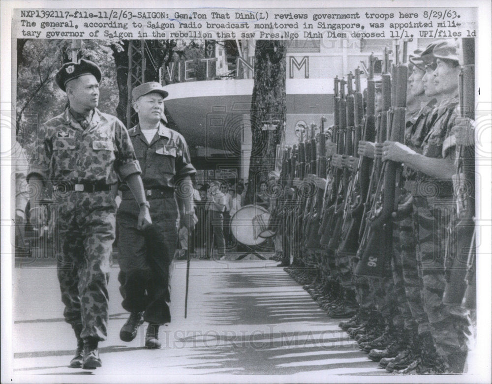 1963 Press Photo General Ton That Dinh Reviews Government Troops In Singapore - Historic Images