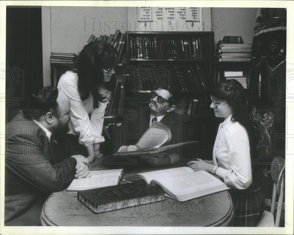 1984 Press Photo Cynthis Roseman Philip Burnstein centers drab Book Stuffed - Historic Images