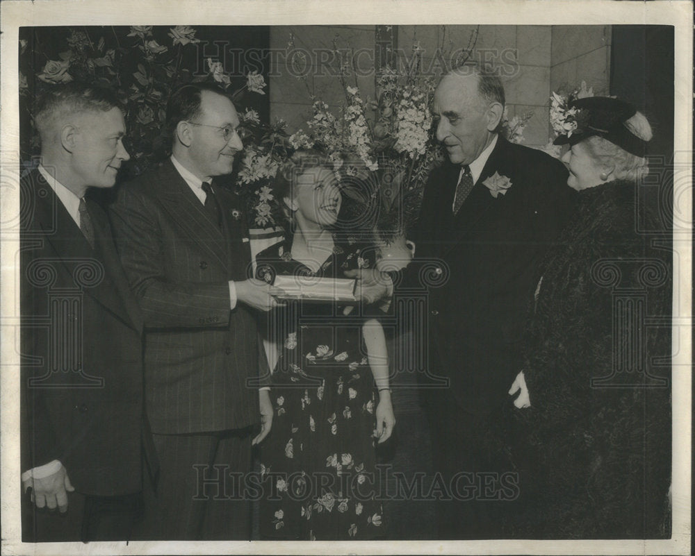 1943 Carl Roden Chief Librarian On Anniversary As Head With Field - Historic Images