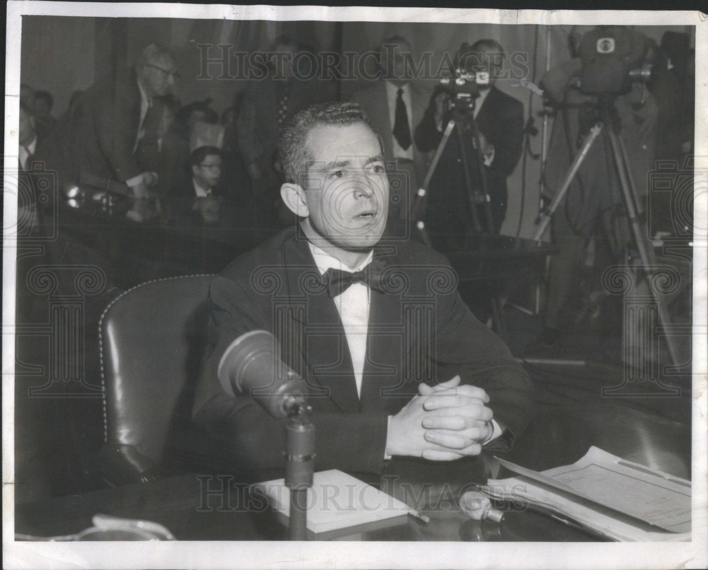 1954 Press Photo Vernon Rodd Riley testifying in a hearing of the House Un-Ameri - Historic Images