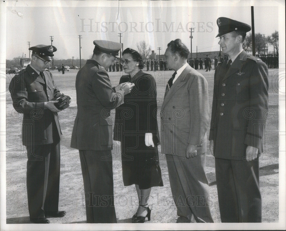 1952 Mr &amp; Mrs Harry Rife Being Presented Air Medal By Crimmins Jr - Historic Images