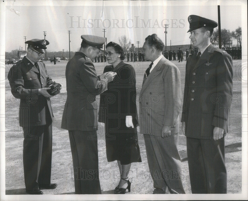 1952 Mr & Mrs Harry Rife Being Presented Air Medal By Crimmins Jr - Historic Images