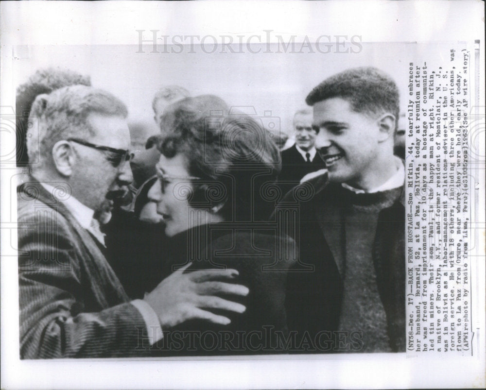 1963 Press Photo Sue Rifkin Hugging her Husband Bernard After Being Held Hostage - Historic Images