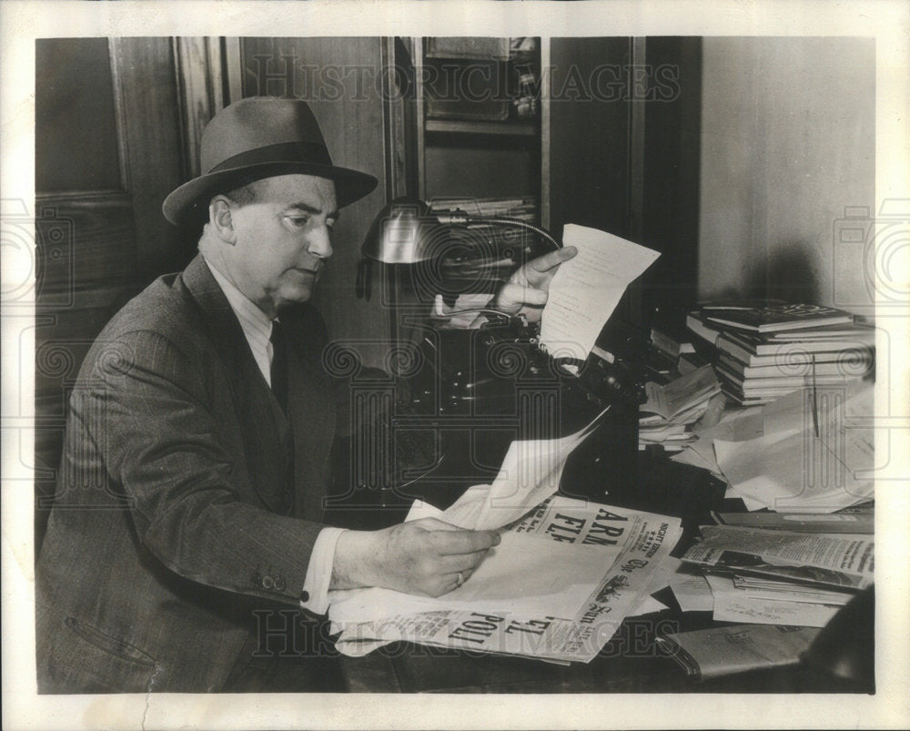 1943 H.I.Phillips, author of the daily column "The Sun Dial." - Historic Images